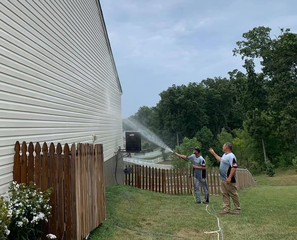 power washing company cleaning vinyl siding in south county st. louis, mo